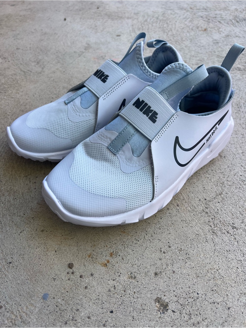 NEW Nike Flex Runner 2 Kids 4Y Grey White